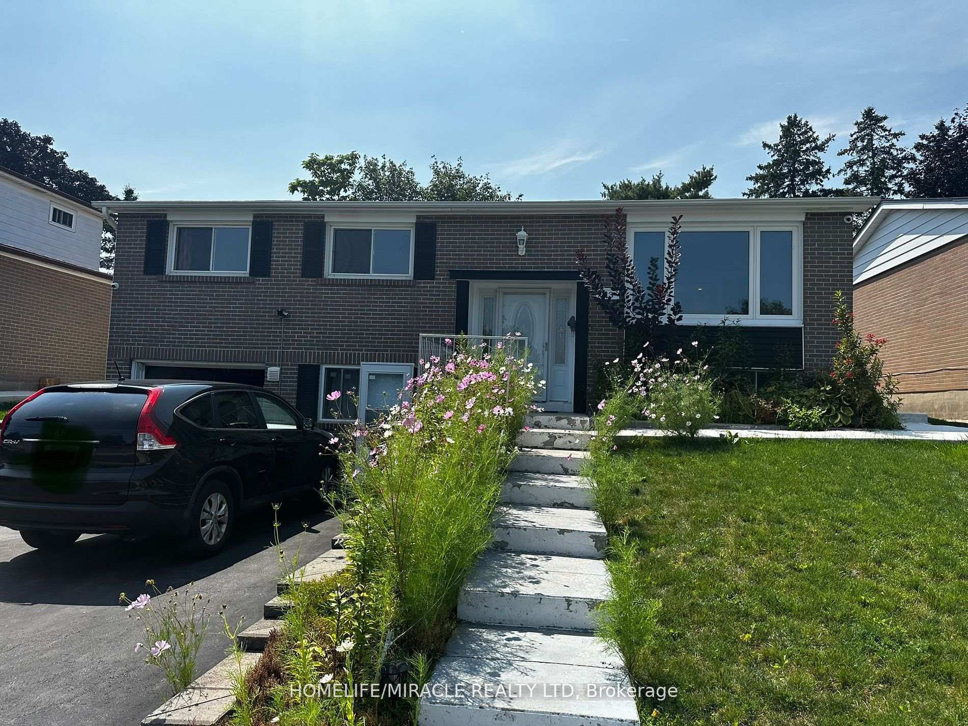 Photo 1 of 213 Mcmurchy Avenue S, Brampton, Brampton South — HOMEH
