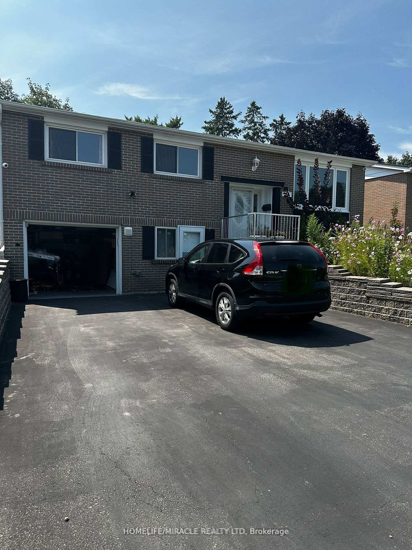 Photo 2 of 213 Mcmurchy Avenue S, Brampton, Brampton South — HOMEH