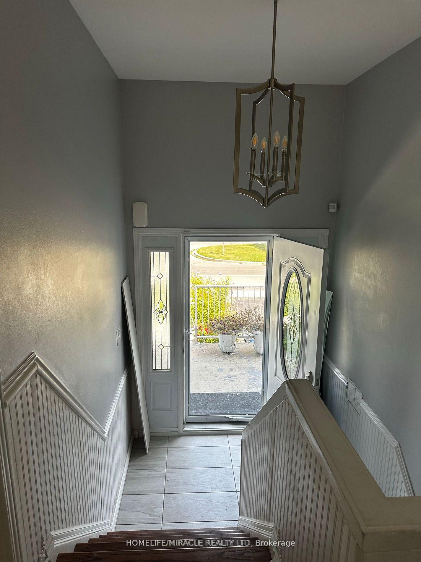 Photo 4 of 213 Mcmurchy Avenue S, Brampton, Brampton South — HOMEH