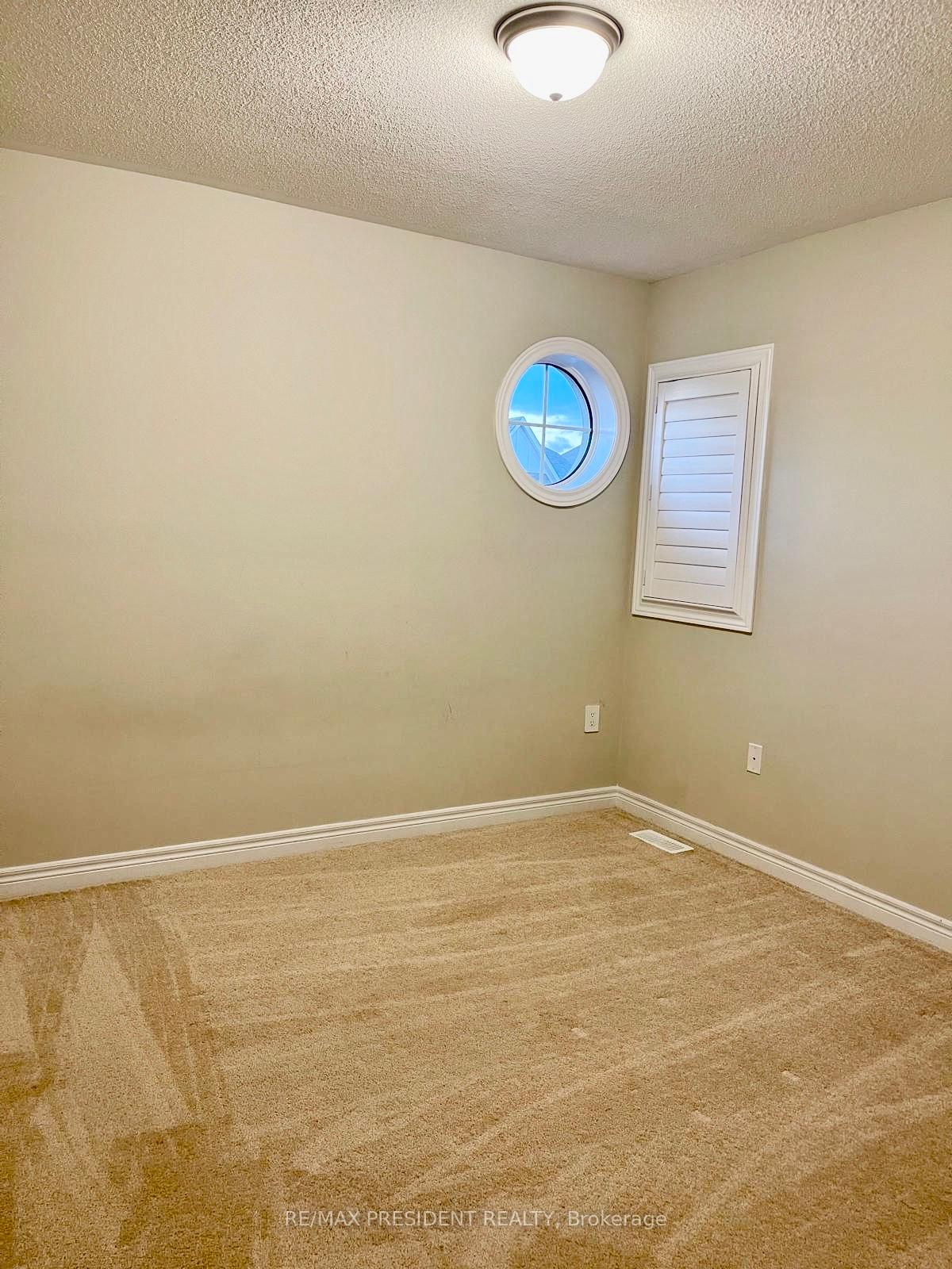 Front of Unit Room, 27 Matterhorn Road