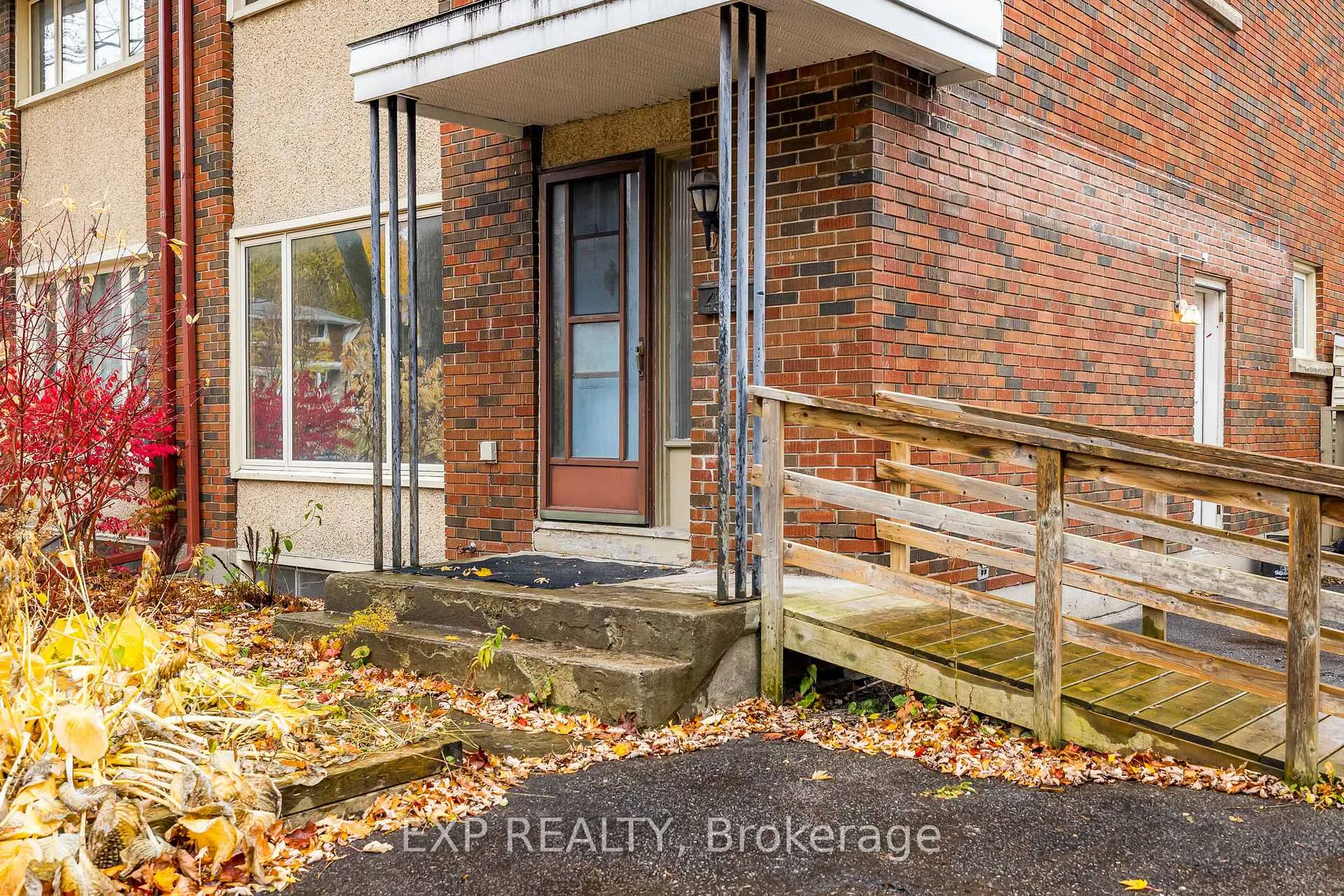 Photo 3 of 426 Apple Tree Lane, Ottawa, Viscount Alexander Park — HOMEH