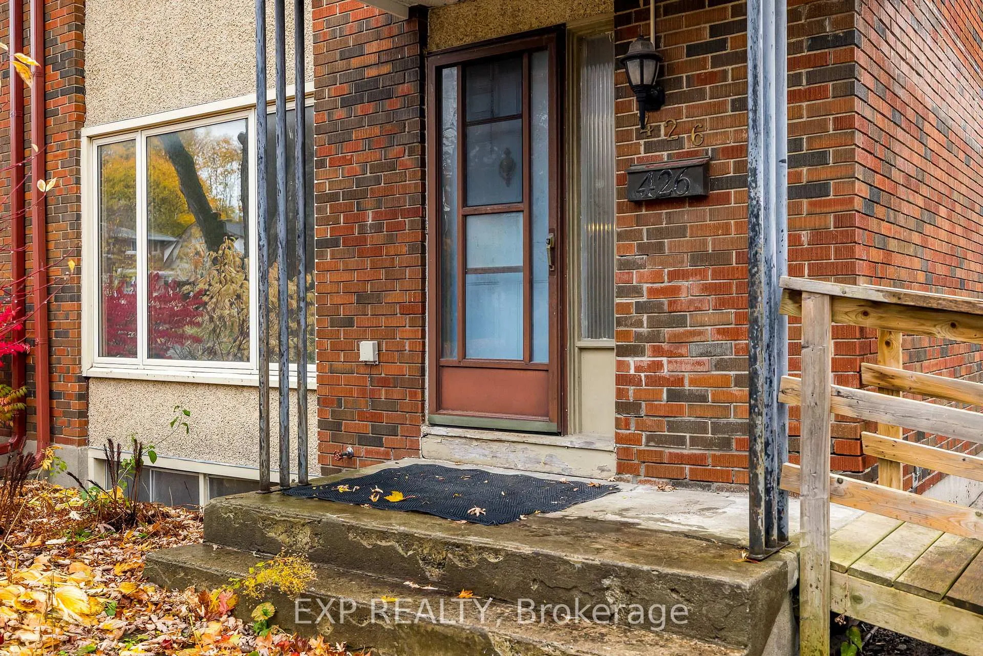 Photo 4 of 426 Apple Tree Lane, Ottawa, Viscount Alexander Park — HOMEH