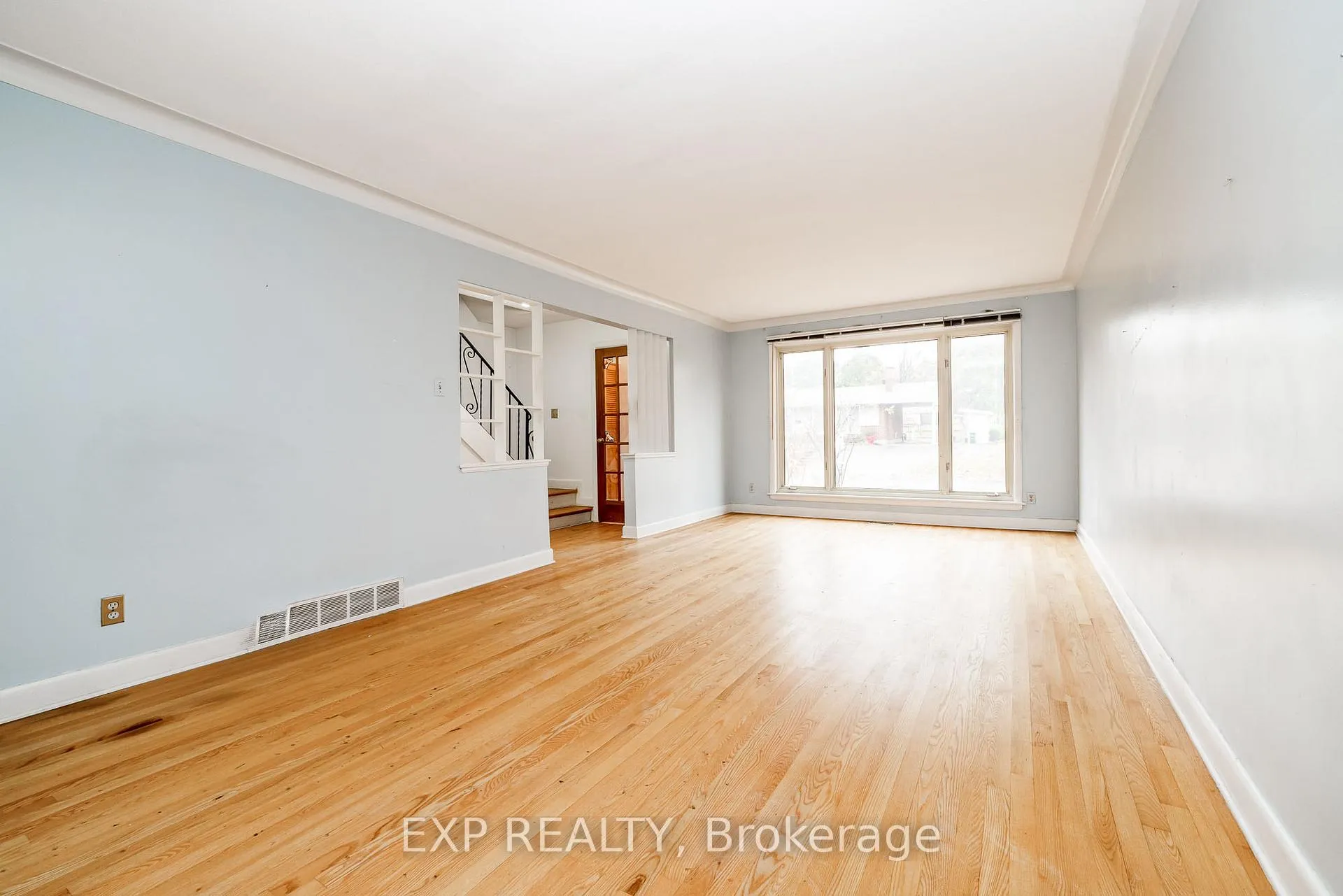 Photo 10 of 426 Apple Tree Lane, Ottawa, Viscount Alexander Park — HOMEH