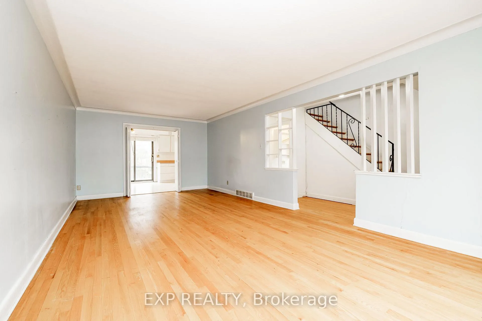Photo 11 of 426 Apple Tree Lane, Ottawa, Viscount Alexander Park — HOMEH