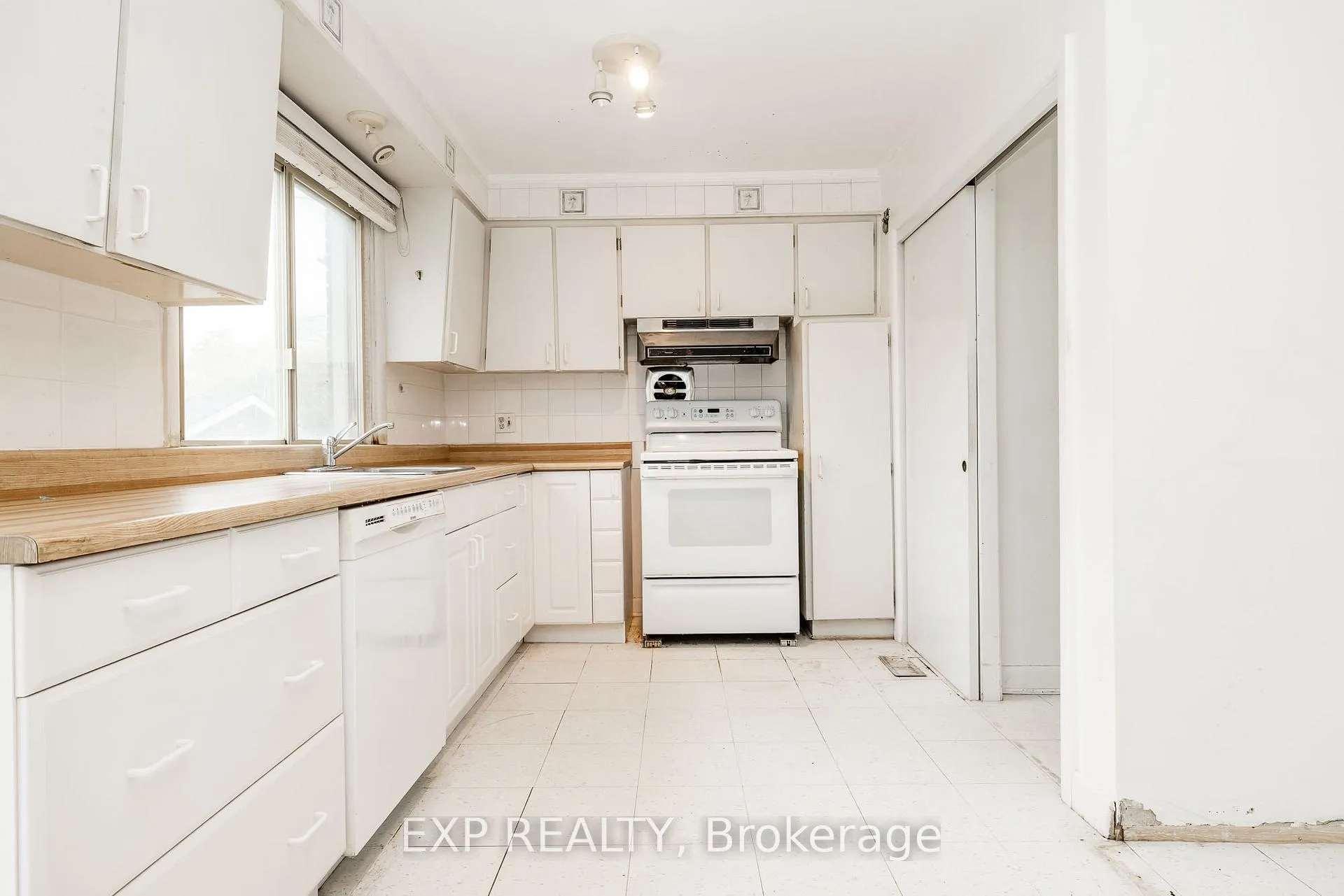 Photo 13 of 426 Apple Tree Lane, Ottawa, Viscount Alexander Park — HOMEH