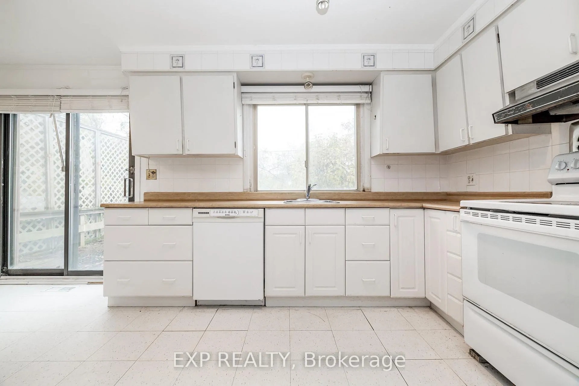 Photo 14 of 426 Apple Tree Lane, Ottawa, Viscount Alexander Park — HOMEH