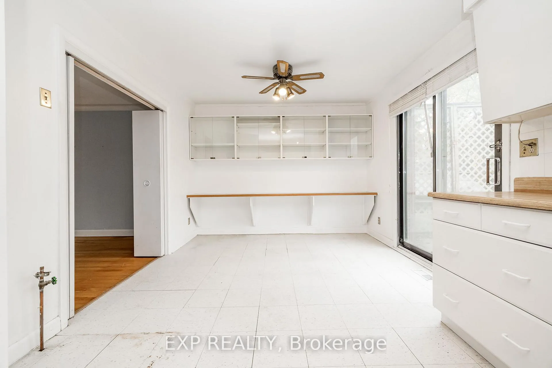 Photo 15 of 426 Apple Tree Lane, Ottawa, Viscount Alexander Park — HOMEH