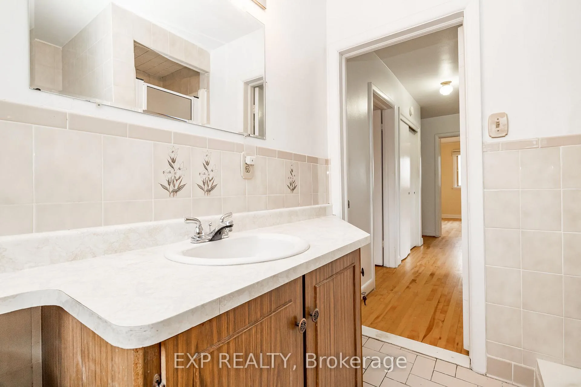 Photo 24 of 426 Apple Tree Lane, Ottawa, Viscount Alexander Park — HOMEH