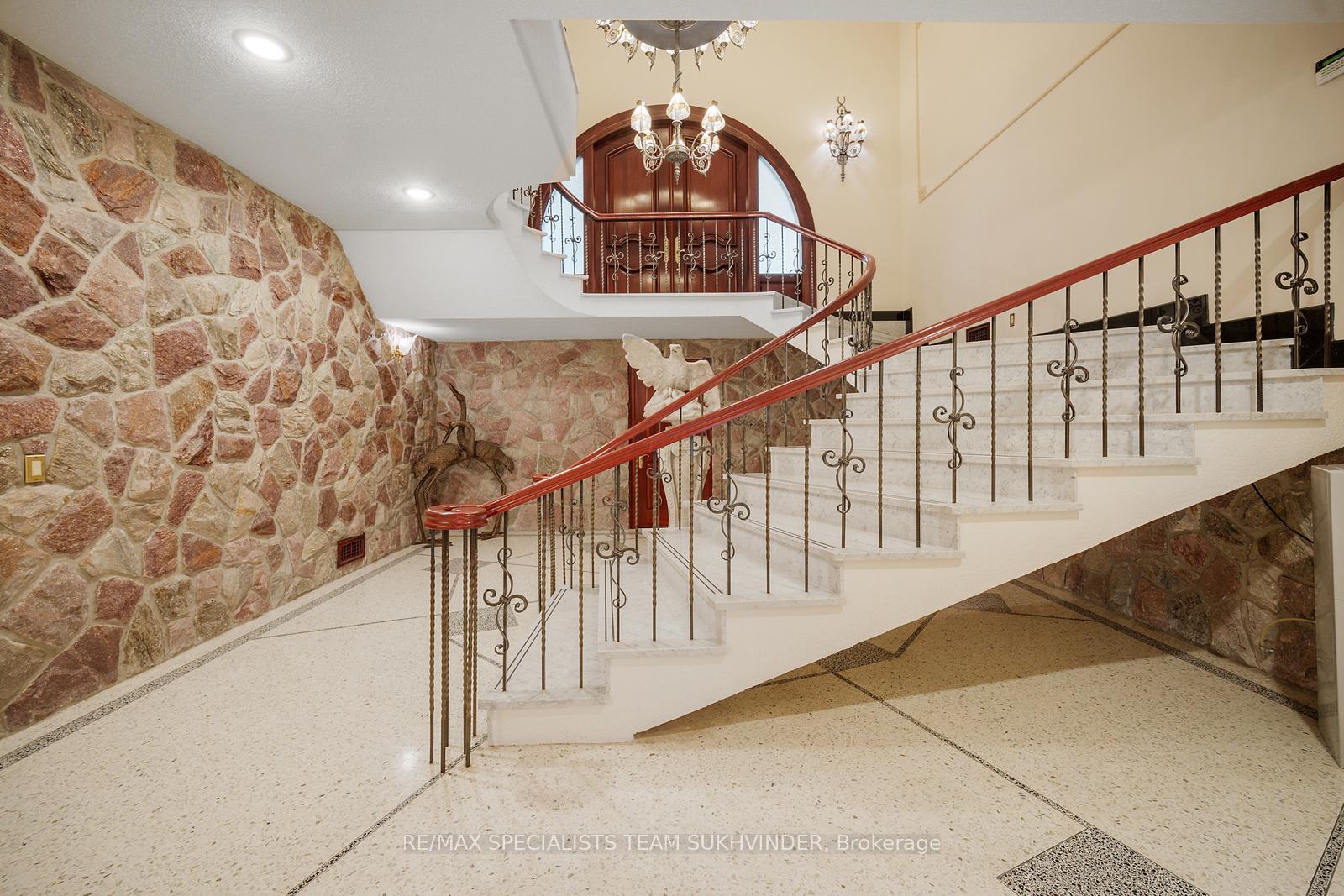 Photo 25 of 409 Dearbourne Avenue, King, King City — HOMEH