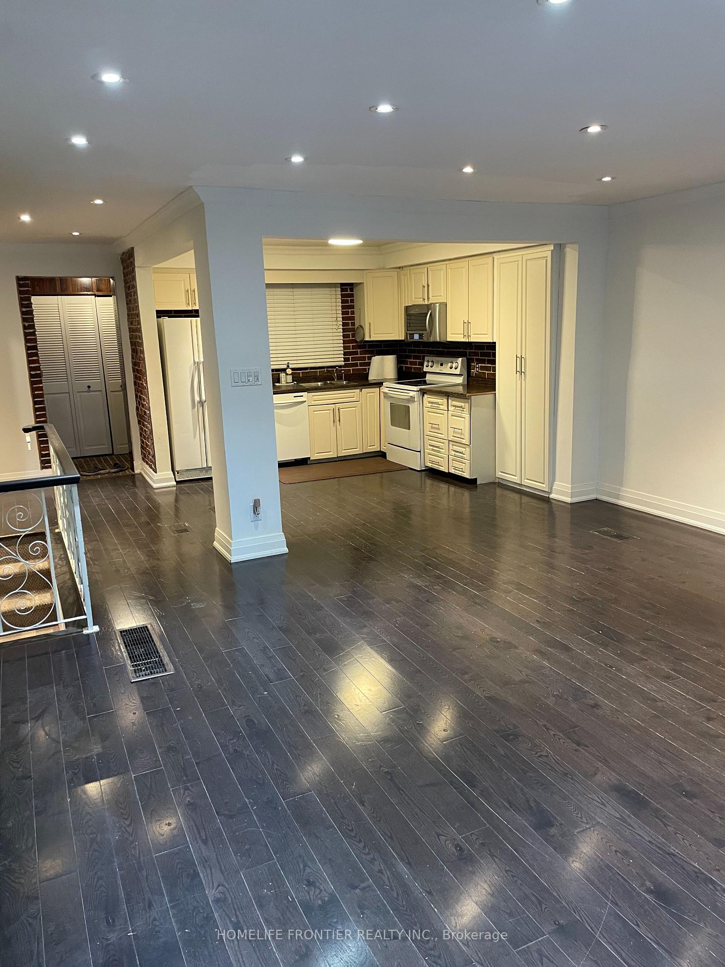 Photo 1 of 22 Thornbeck Drive, Scarborough, Woburn — HOMEH