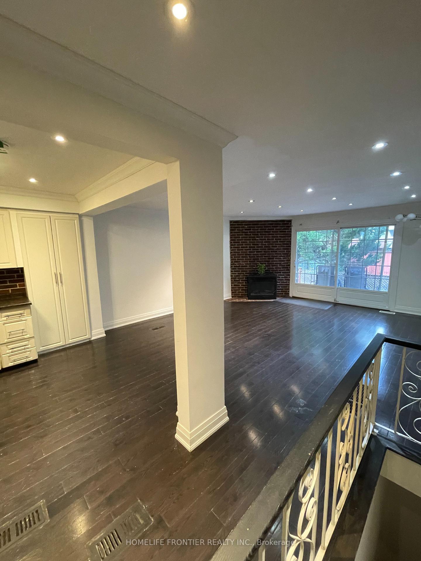 Photo 3 of 22 Thornbeck Drive, Scarborough, Woburn — HOMEH
