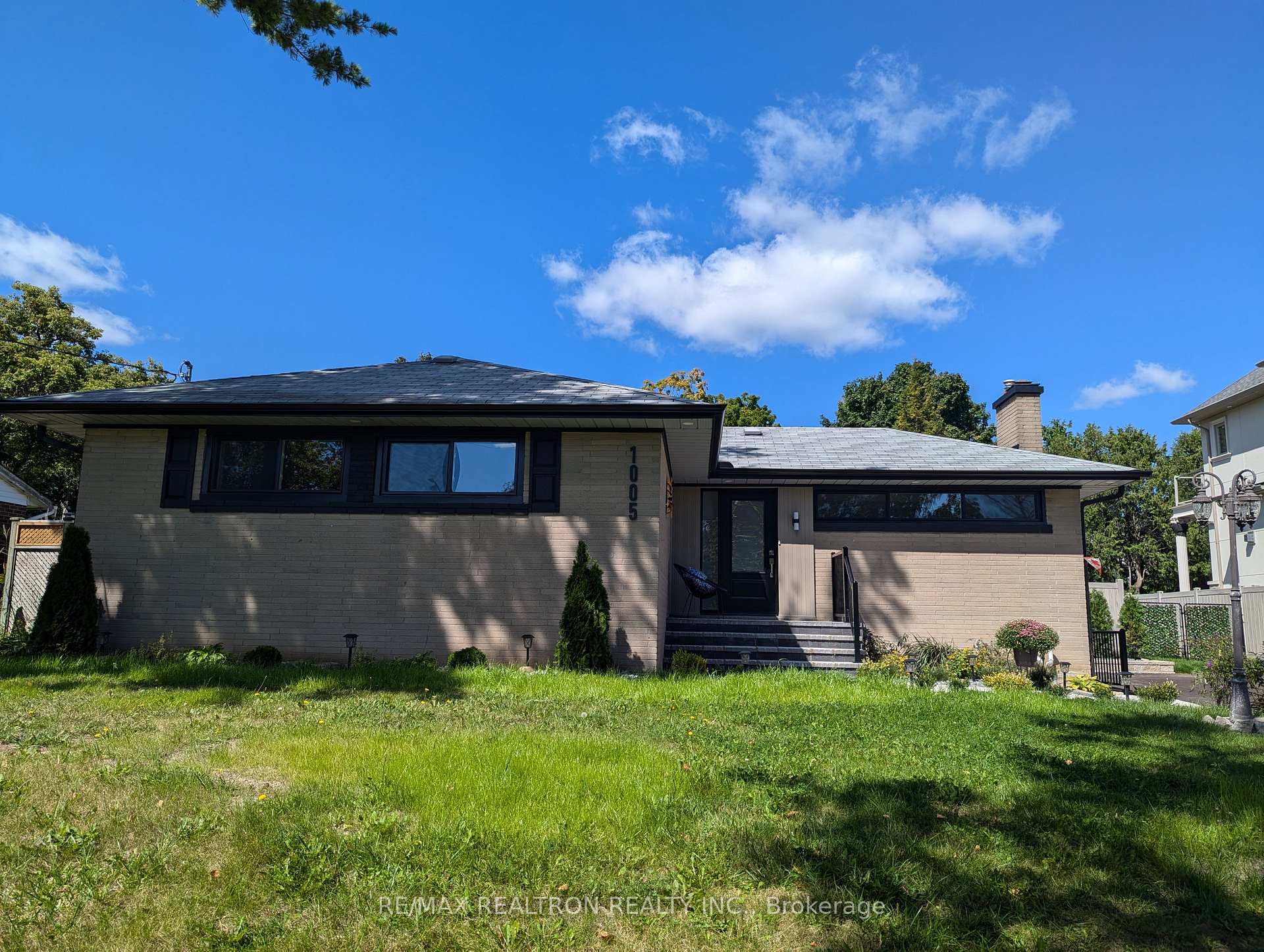 Front of 1005 Elgin Street