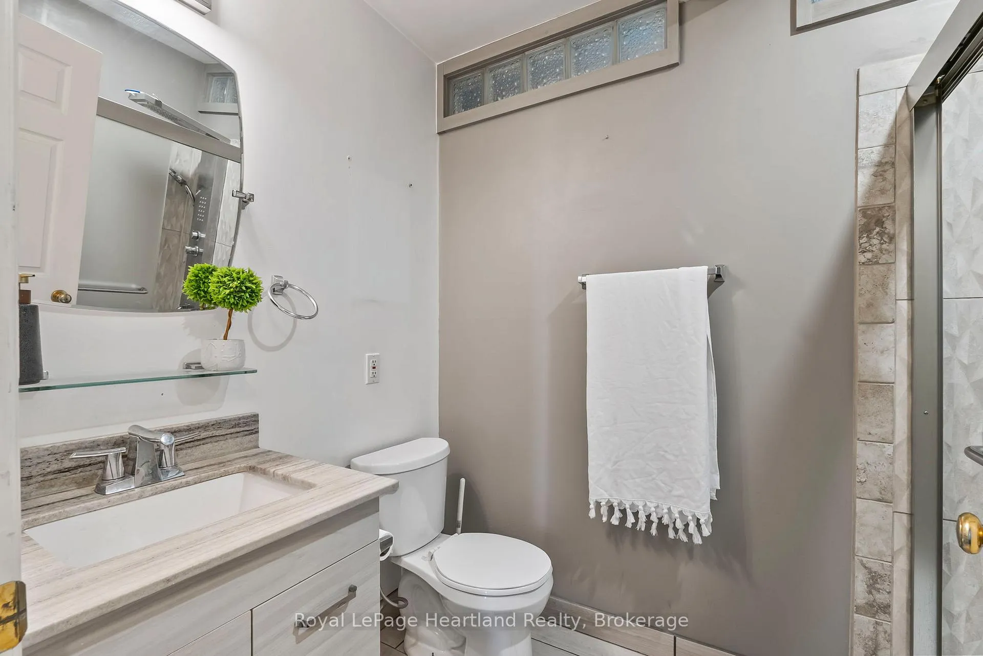 Photo 16 of 1020 Main Street, Howick — HOMEH