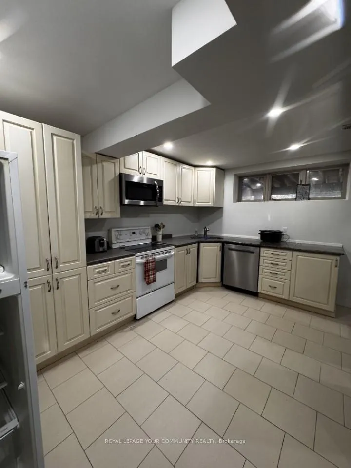 Photo 5 of 158 Roselena Drive, King, Schomberg — HOMEH