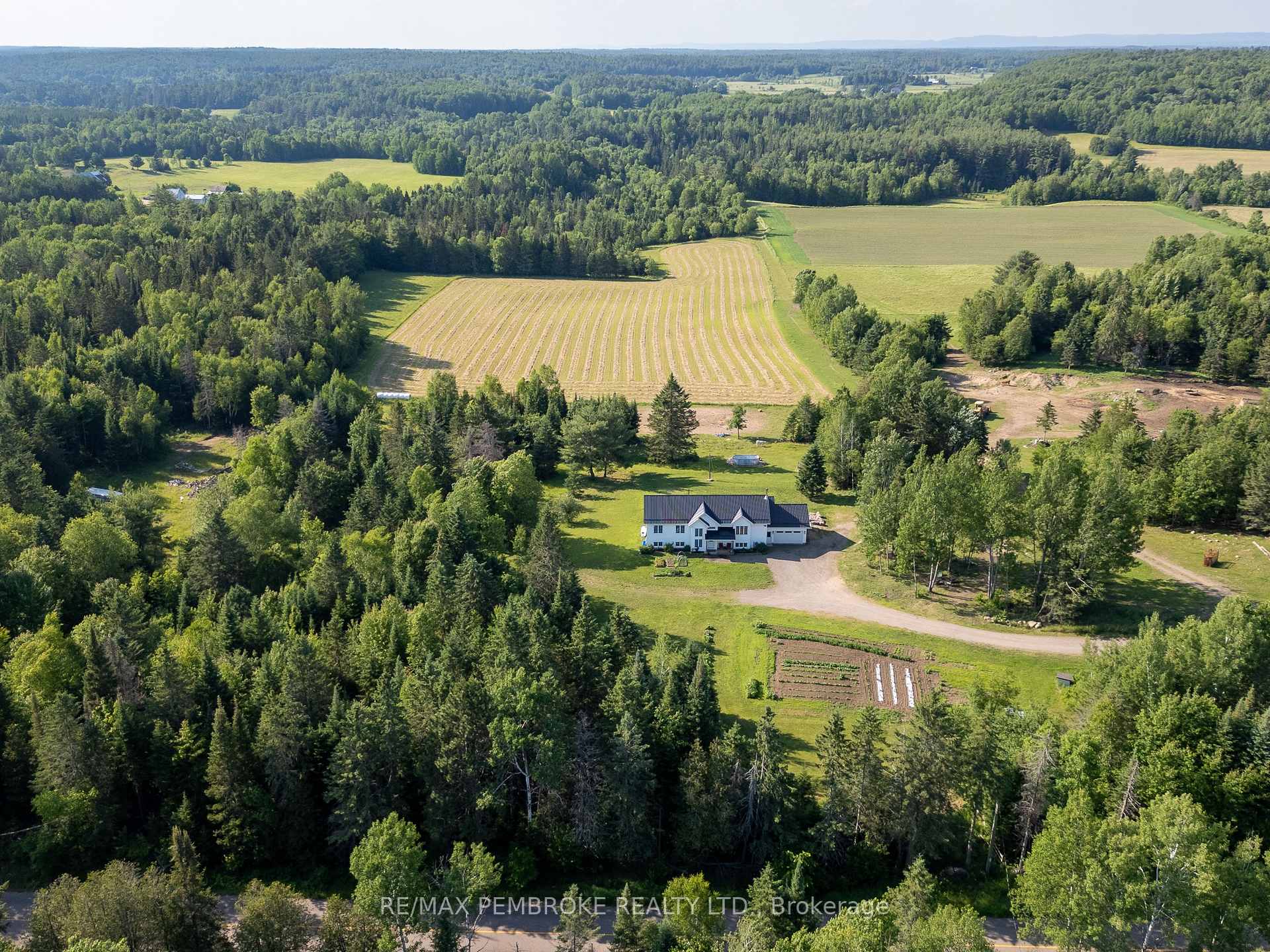 Photo 3 of 1870 Sandy Beach Road, Laurentian Valley — HOMEH
