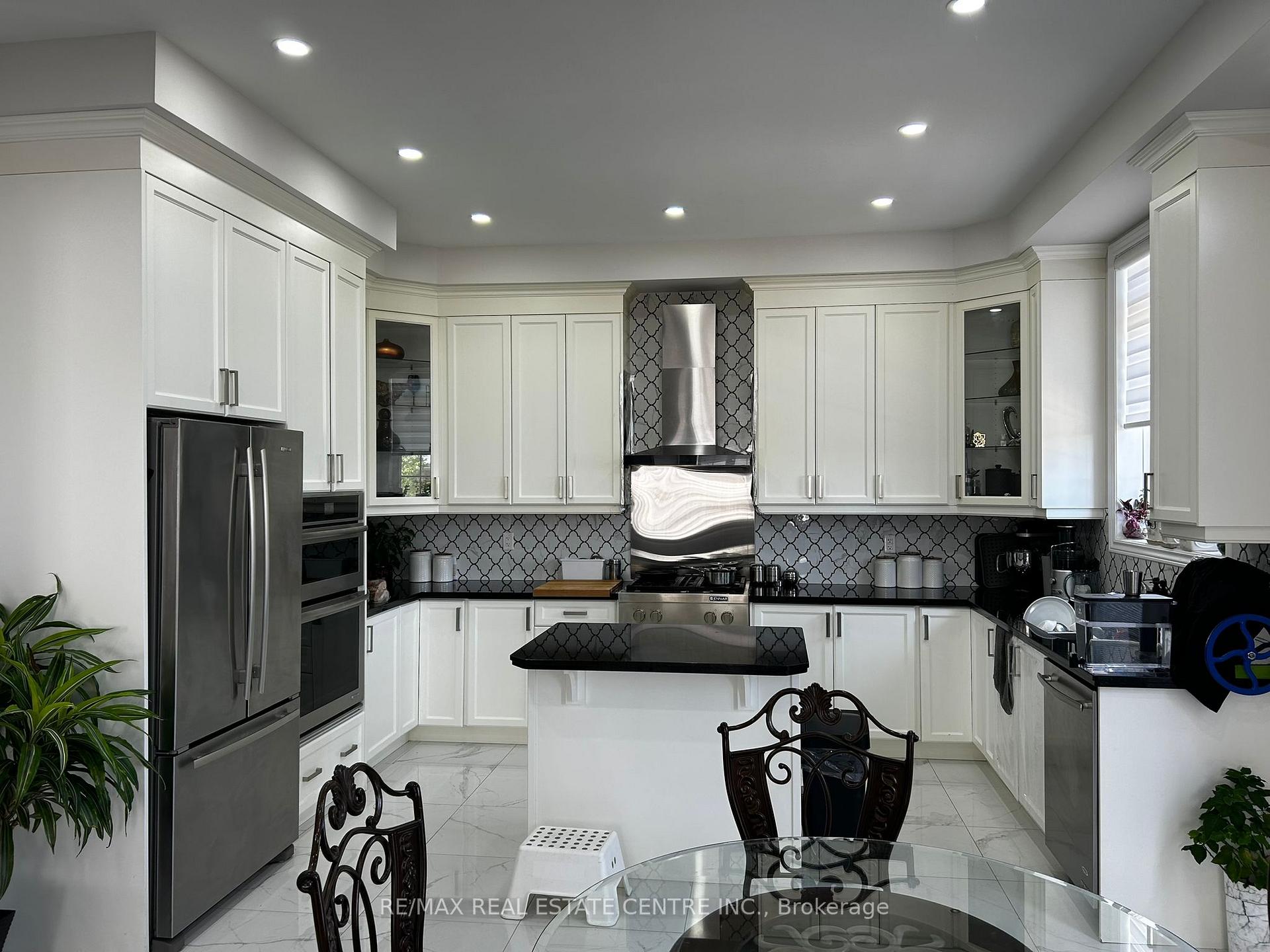 Photo 2 of 46 Belgium Crescent, Brampton, Northwest Brampton — HOMEH