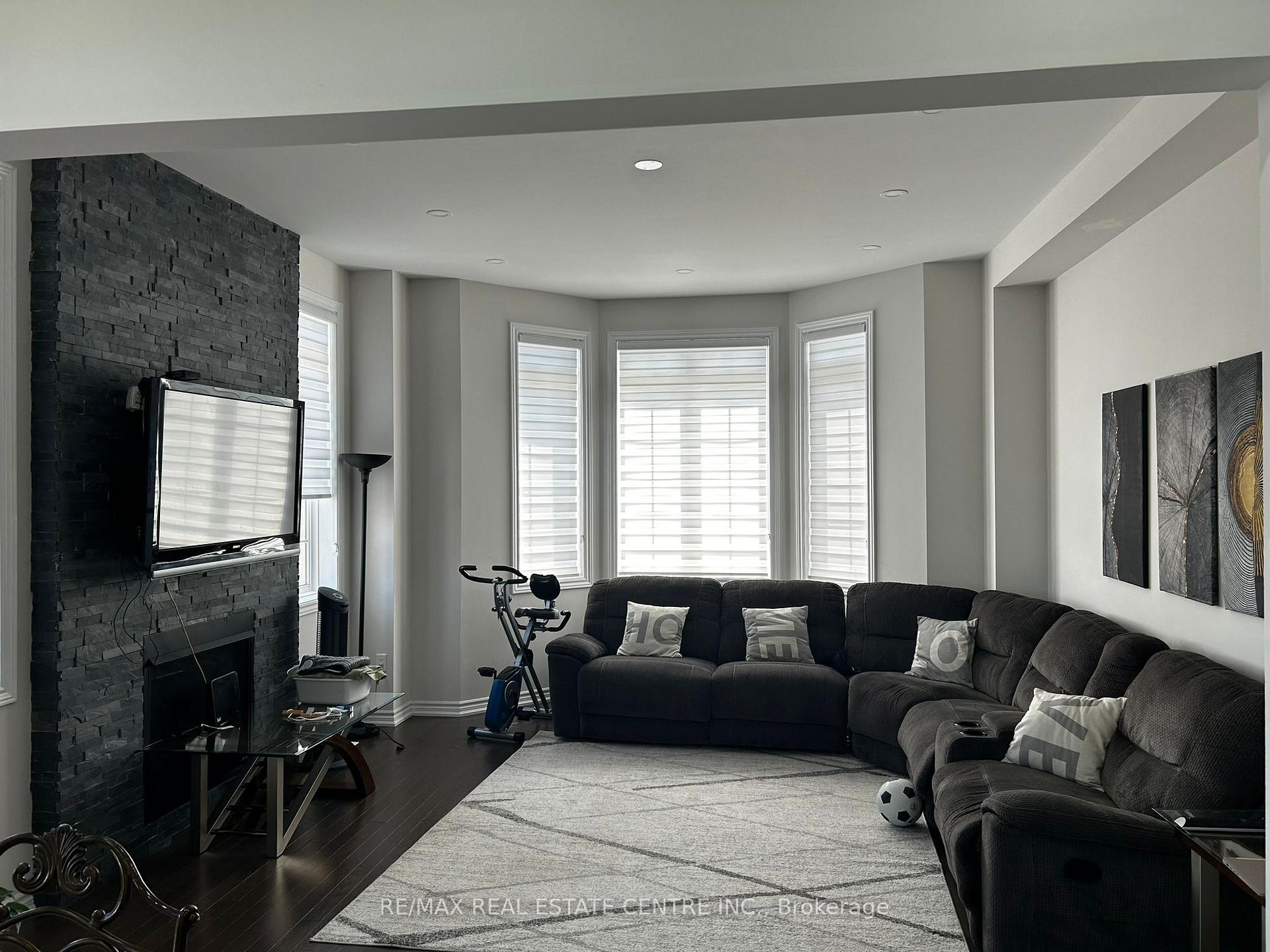 Photo 7 of 46 Belgium Crescent, Brampton, Northwest Brampton — HOMEH