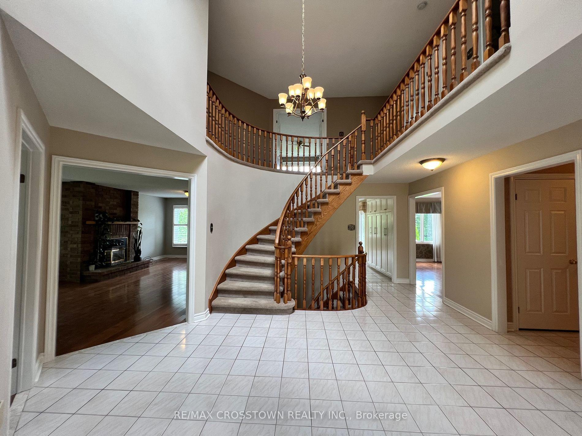 Photo 4 of 15 Dobson Court, King, Nobleton — HOMEH