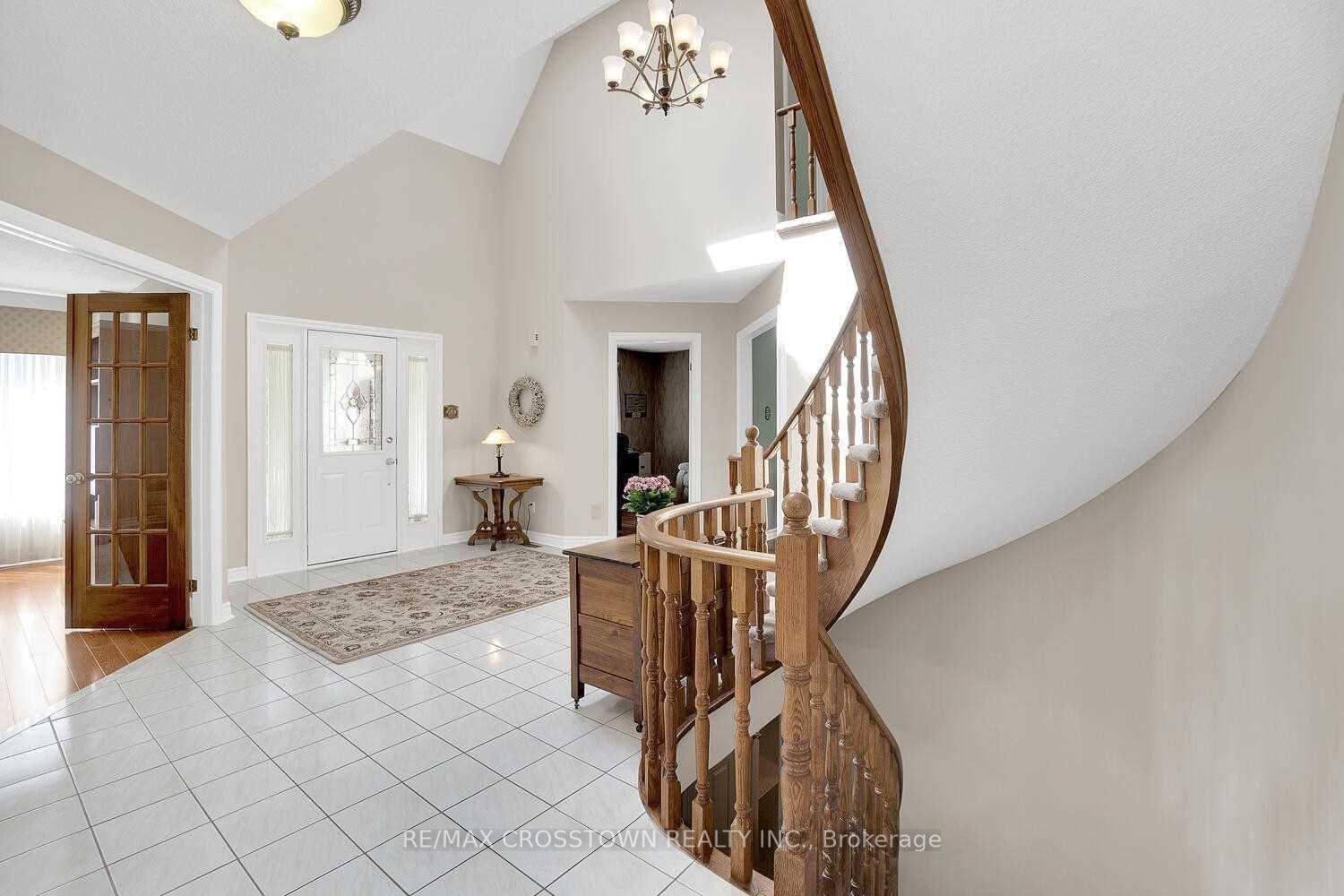 Photo 5 of 15 Dobson Court, King, Nobleton — HOMEH