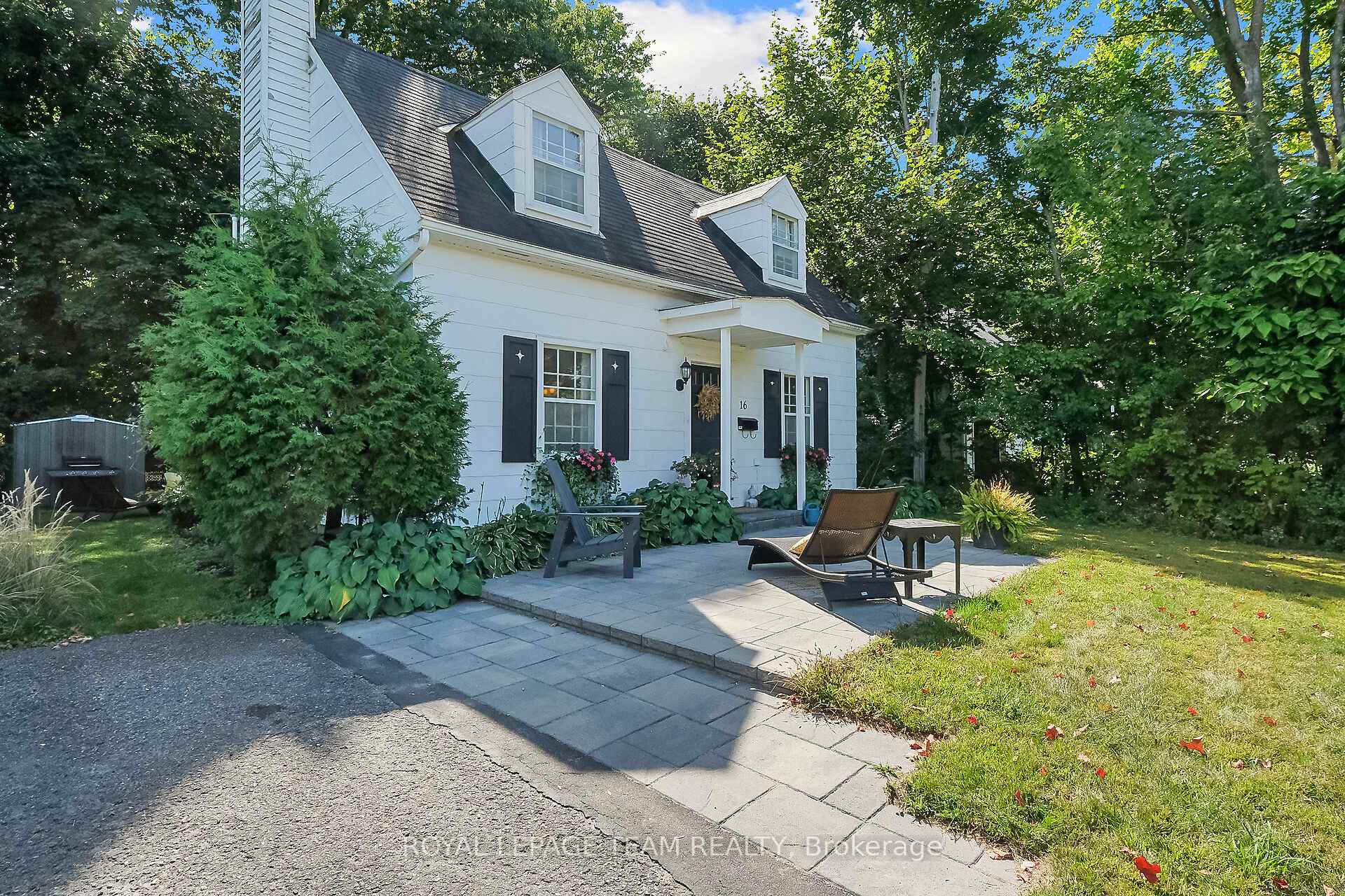 Photo 2 of 16 Sandridge Road, Ottawa, Manor Park — HOMEH