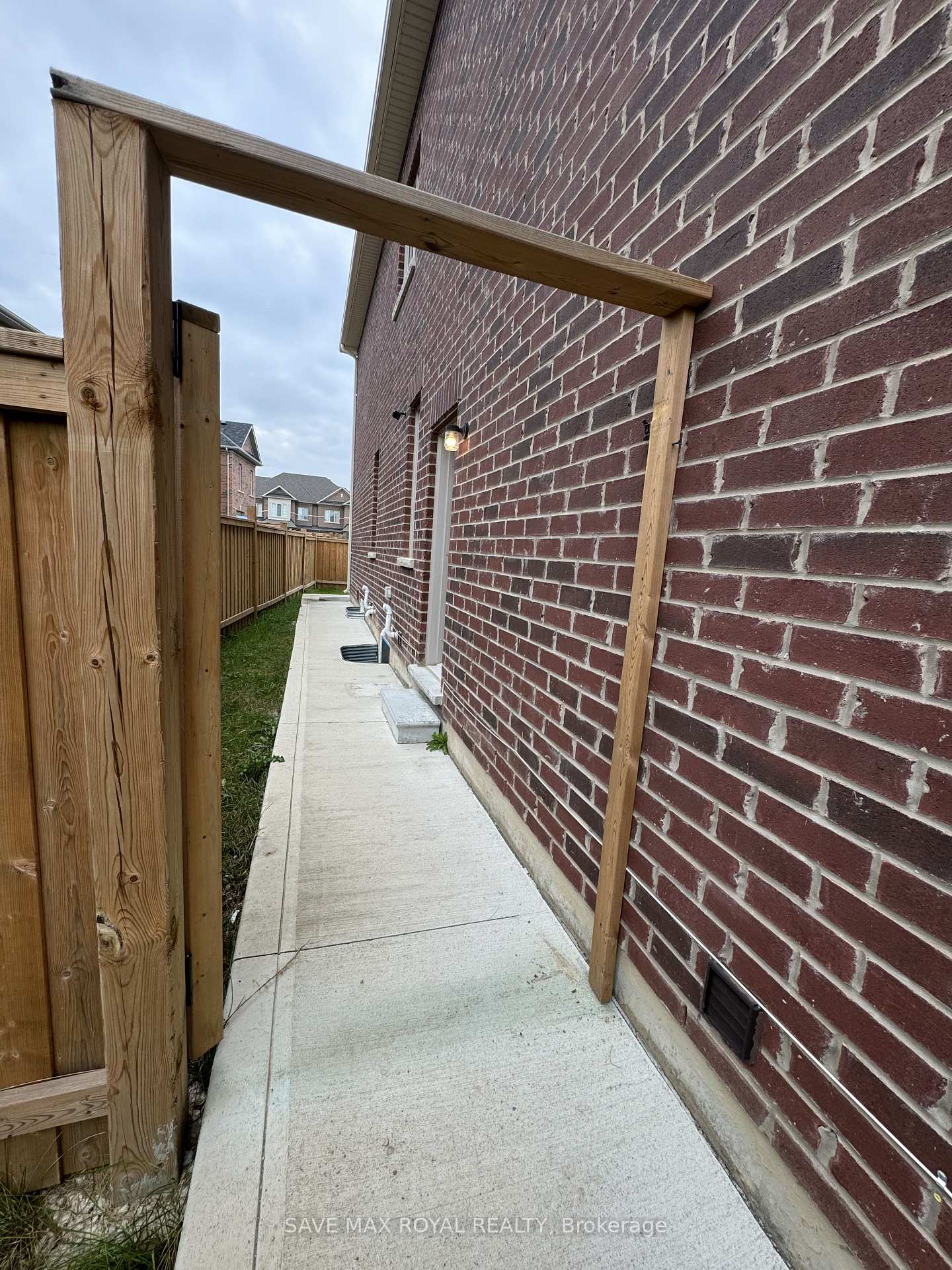 Photo 3 of Unit Bsmnt, 71 Adventura Road, Brampton, Brampton West — HOMEH