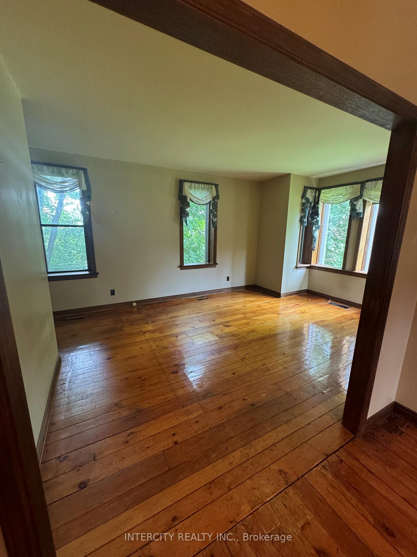 Photo 4 of 10 Kingcross Drive, King, Nobleton — HOMEH