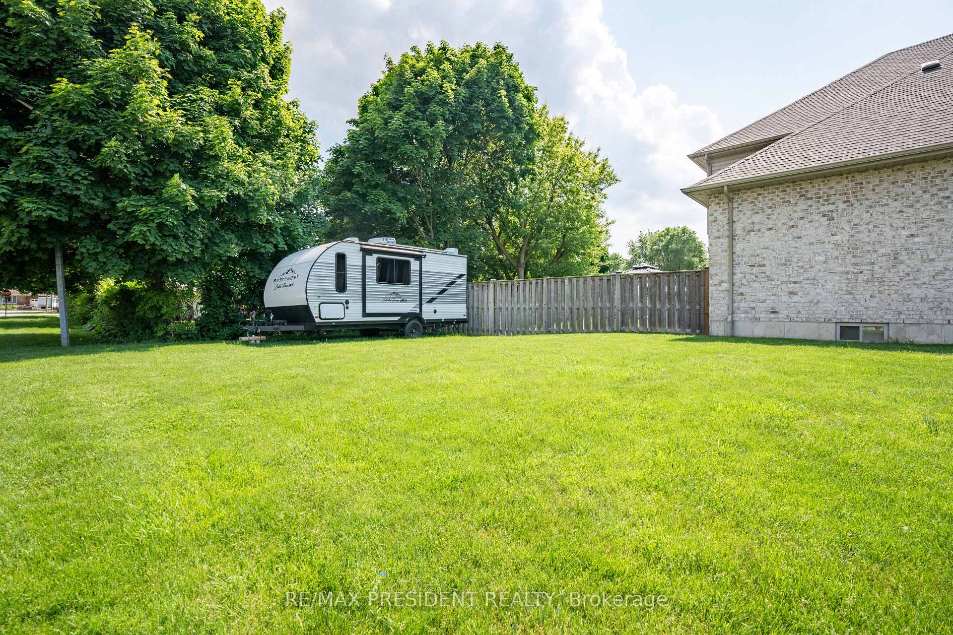 Photo 4 of 70 Charles Crescent, Chatham-Kent, Wallaceburg — HOMEH