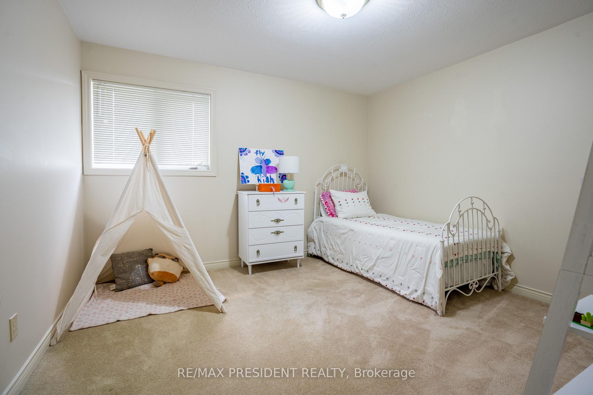 Photo 24 of 70 Charles Crescent, Chatham-Kent, Wallaceburg — HOMEH