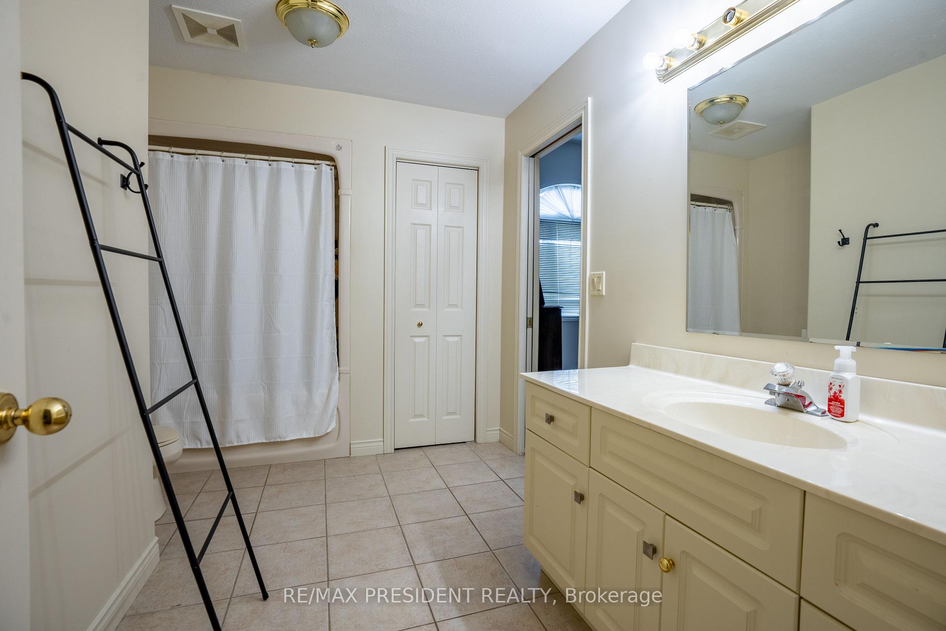 Photo 34 of 70 Charles Crescent, Chatham-Kent, Wallaceburg — HOMEH