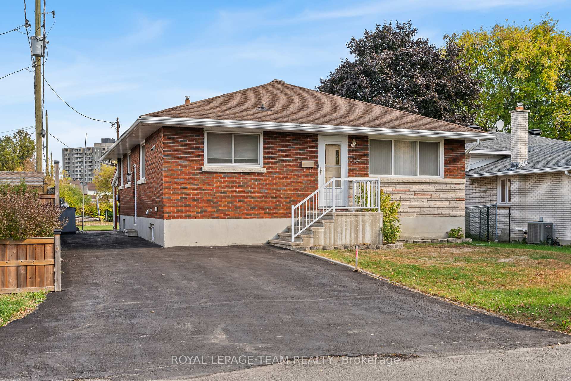 Photo 2 of 1987 Cochrane Street, Ottawa, Ellwood — HOMEH