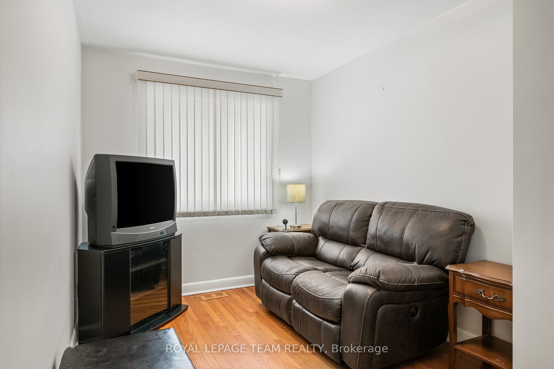 Photo 10 of 1987 Cochrane Street, Ottawa, Ellwood — HOMEH