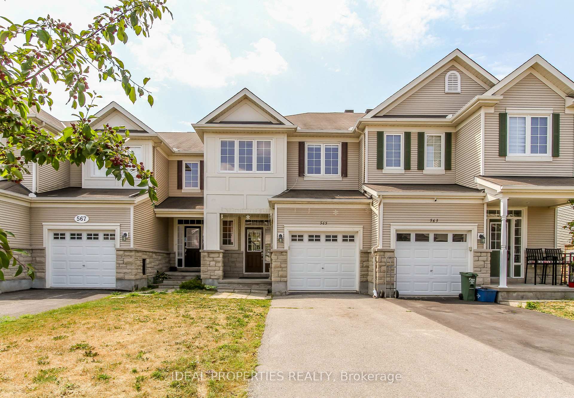 Front of 565 Pepperville Crescent