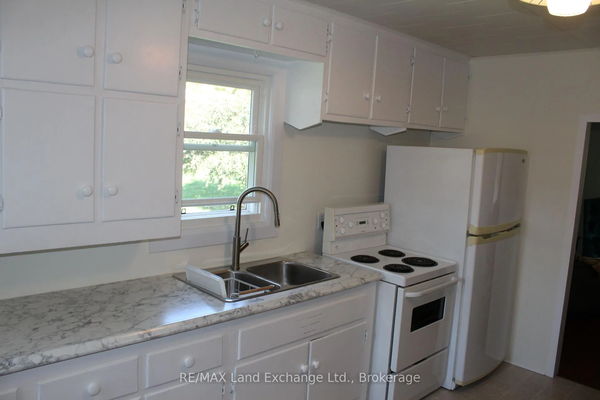 Photo 4 of 415 Elgin Street S, Kincardine — HOMEH