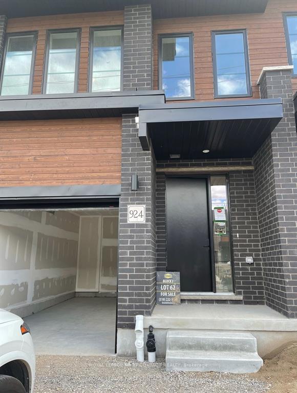 Photo 2 of 924 Robert Ferrie Drive, Kitchener — HOMEH