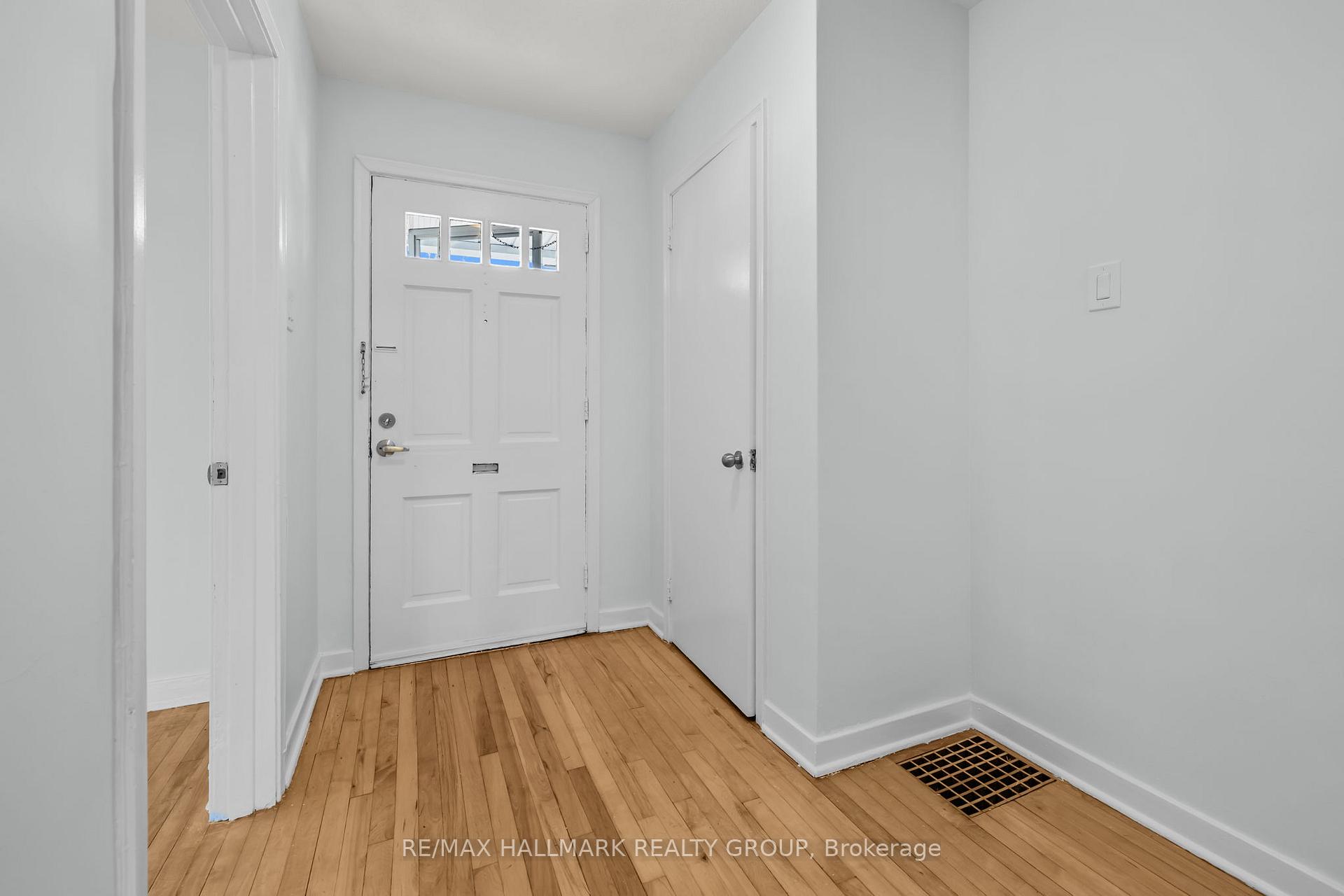 Photo 4 of 9 Bedford Crescent, Ottawa, Manor Park — HOMEH