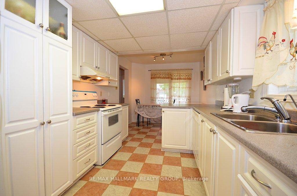 Photo 12 of 42 Saddle Crescent, Ottawa, Hunt Club Park — HOMEH