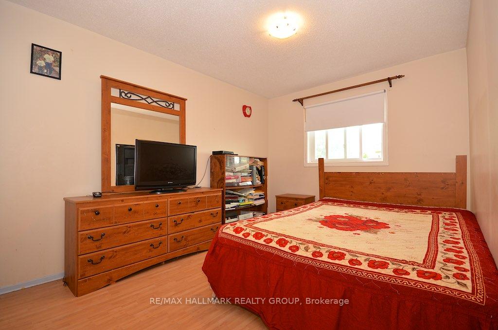 Photo 24 of 42 Saddle Crescent, Ottawa, Hunt Club Park — HOMEH