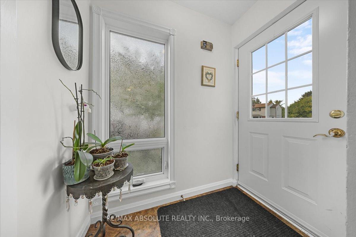Photo 4 of 16 Melanie Crescent, Ottawa, Kanata - Glencairn/Hazeldean — HOMEH