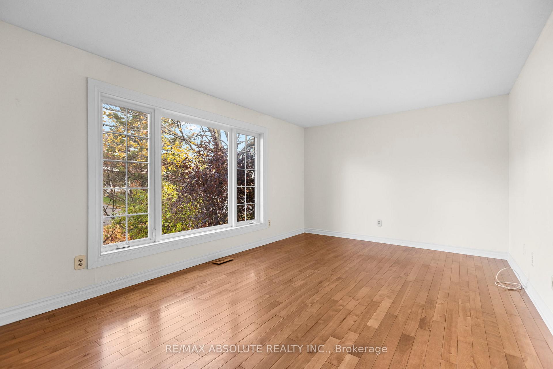 Photo 5 of 16 Melanie Crescent, Ottawa, Kanata - Glencairn/Hazeldean — HOMEH