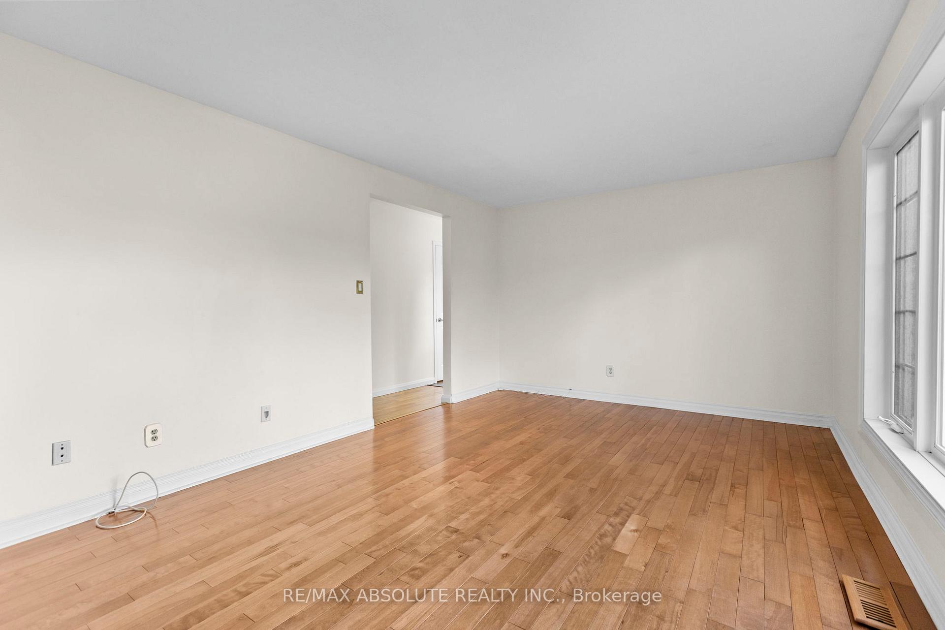 Photo 6 of 16 Melanie Crescent, Ottawa, Kanata - Glencairn/Hazeldean — HOMEH