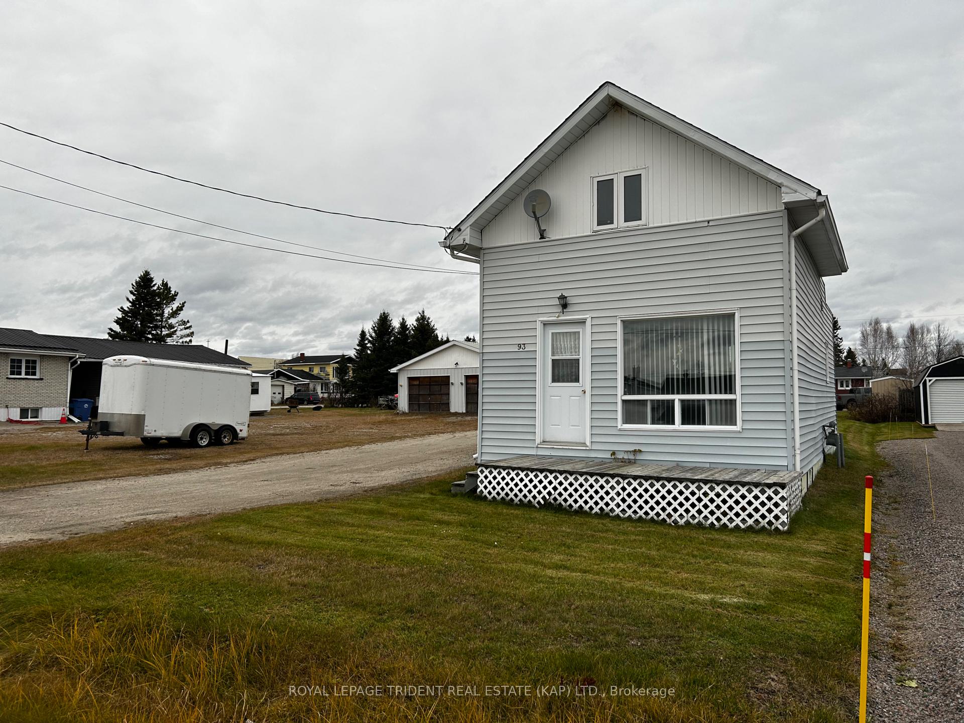 Photo 2 of 93 Leonard Avenue, Kapuskasing — HOMEH