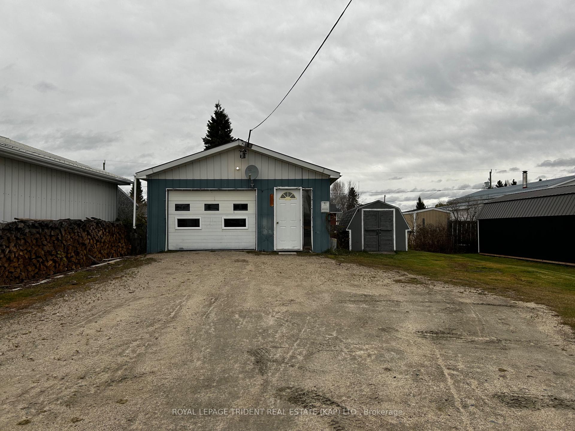 Photo 3 of 93 Leonard Avenue, Kapuskasing — HOMEH