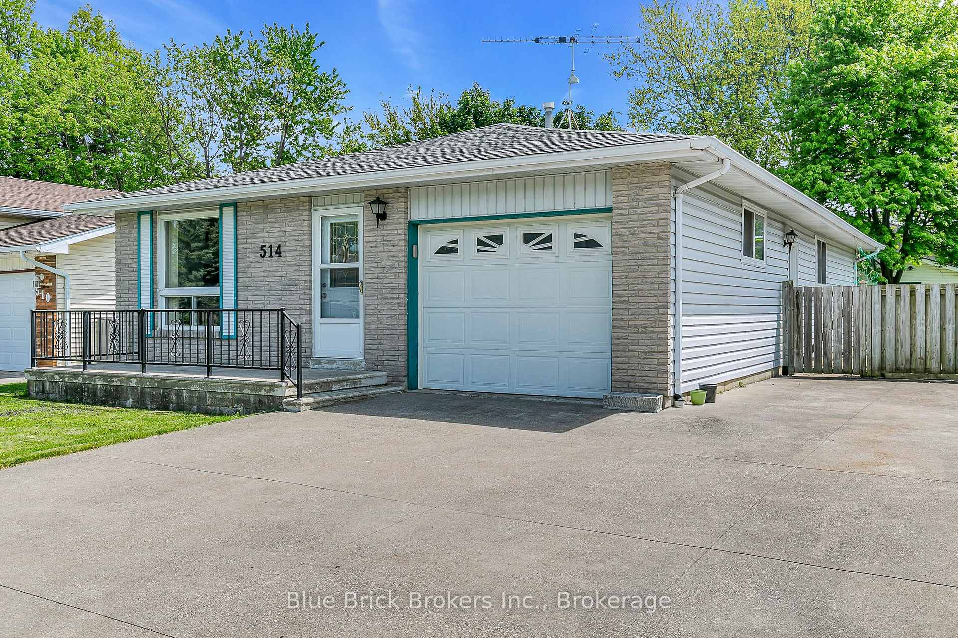 Photo 2 of 514 Desjardins Street, Lakeshore — HOMEH