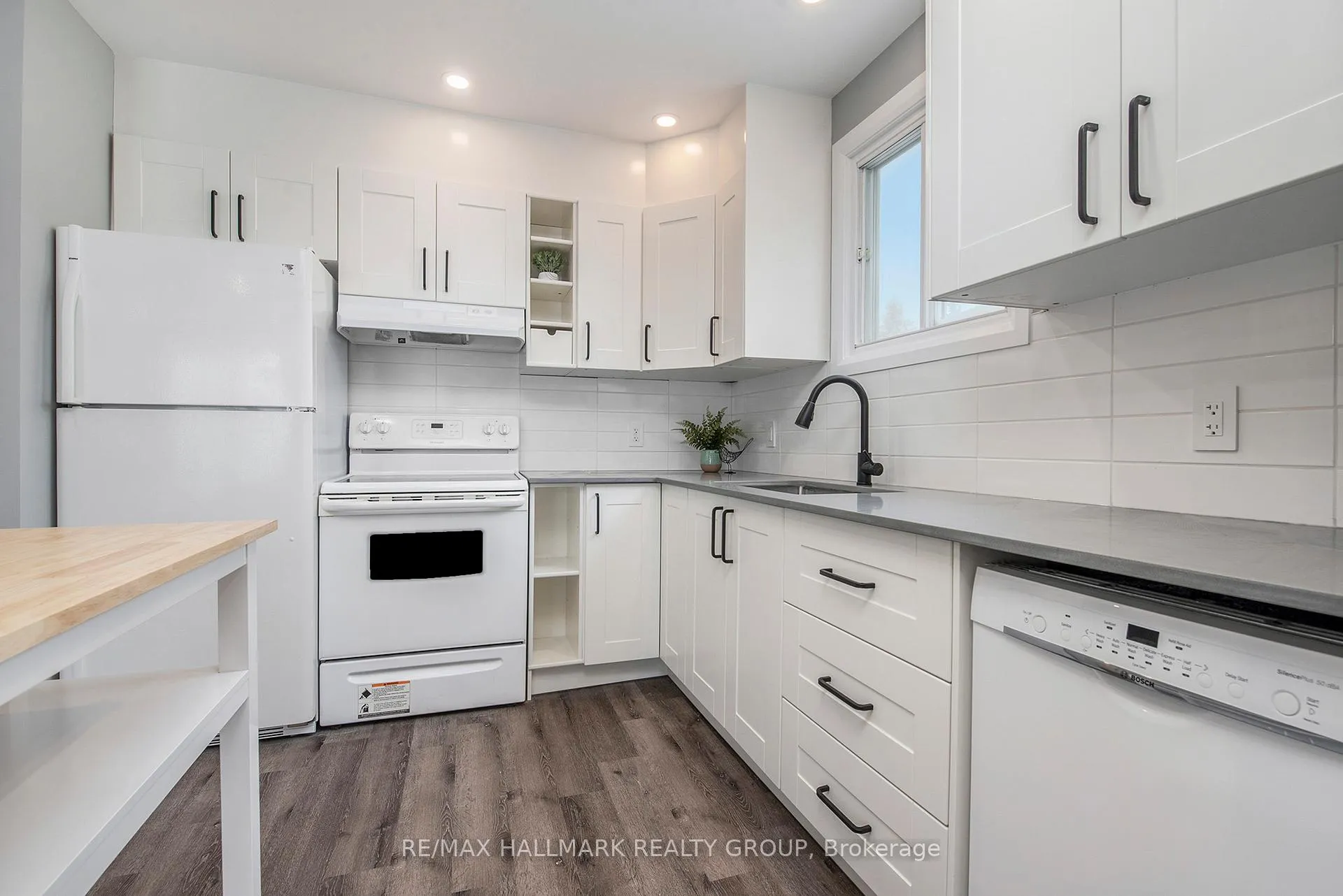 Photo 10 of 242 Castlefrank Road, Ottawa, Kanata - Glencairn/Hazeldean — HOMEH