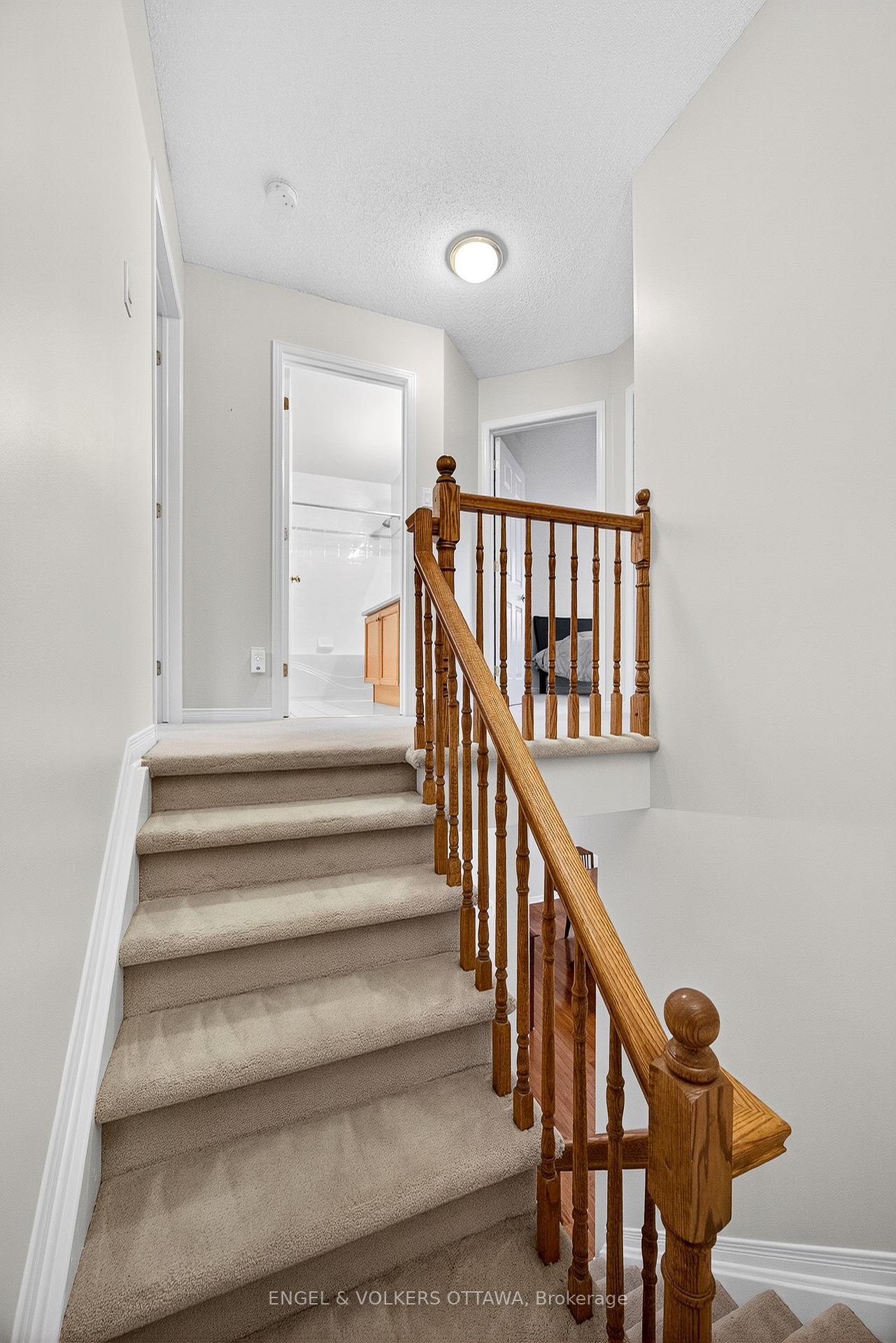 Photo 6 of 277 Mart Circle, Ottawa, Manor Park — HOMEH