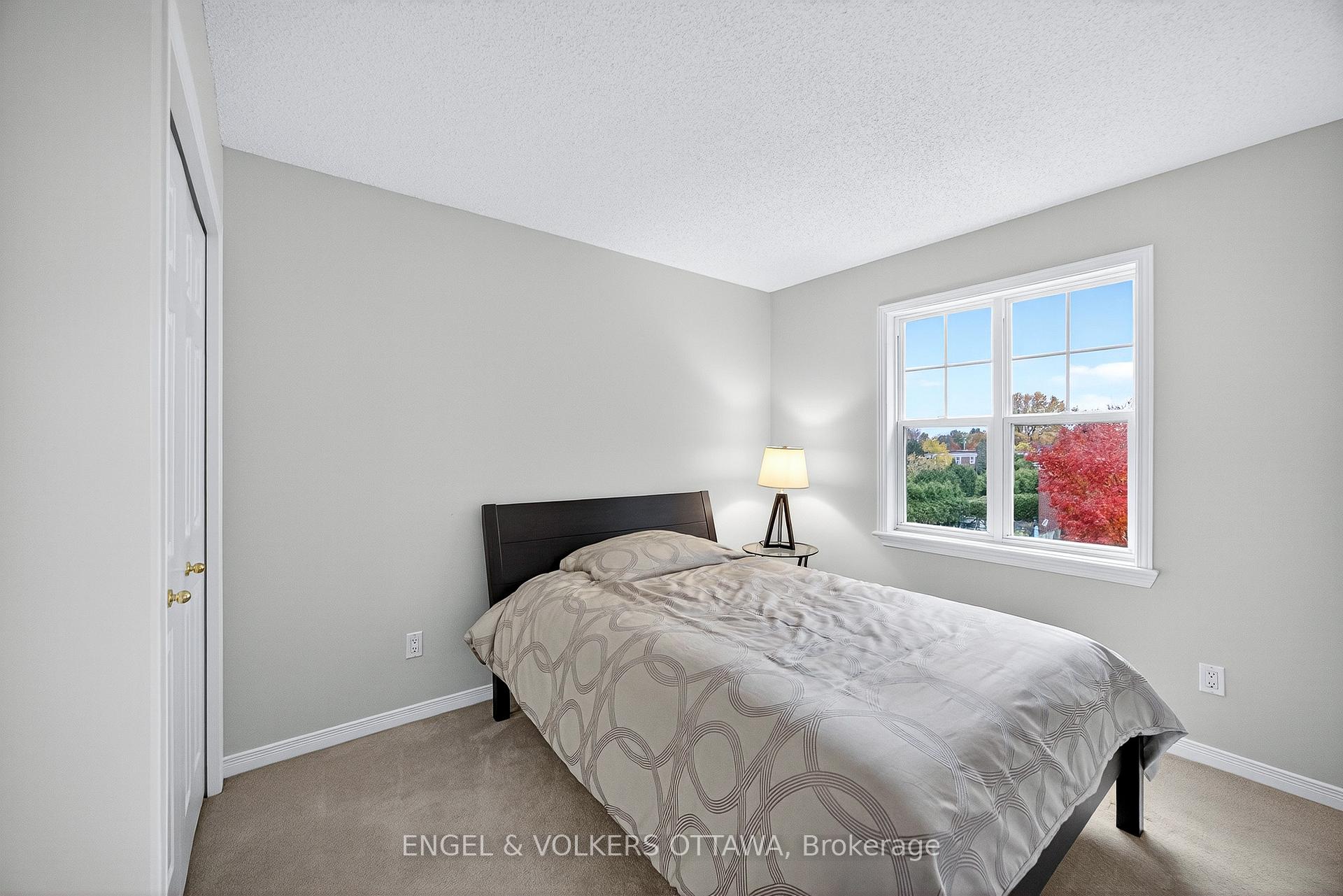Photo 11 of 277 Mart Circle, Ottawa, Manor Park — HOMEH