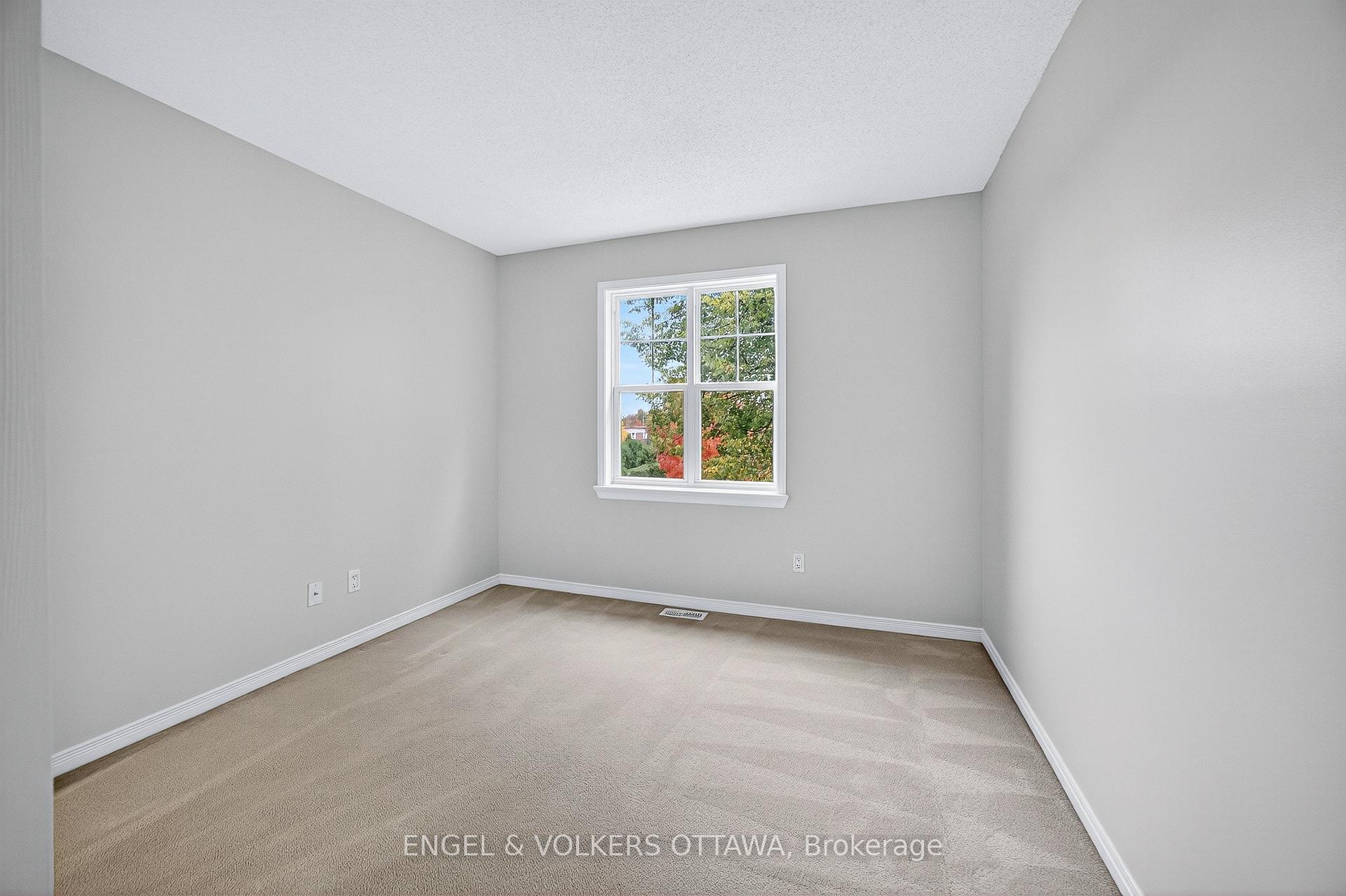 Photo 13 of 277 Mart Circle, Ottawa, Manor Park — HOMEH