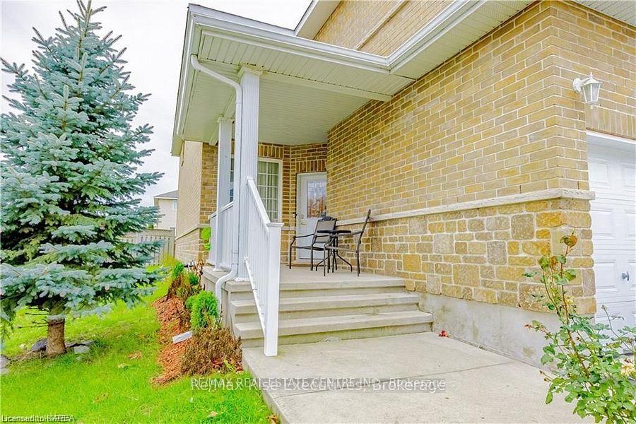 Photo 2 of 1381 Crossfield Avenue, Kingston, City Northwest — HOMEH