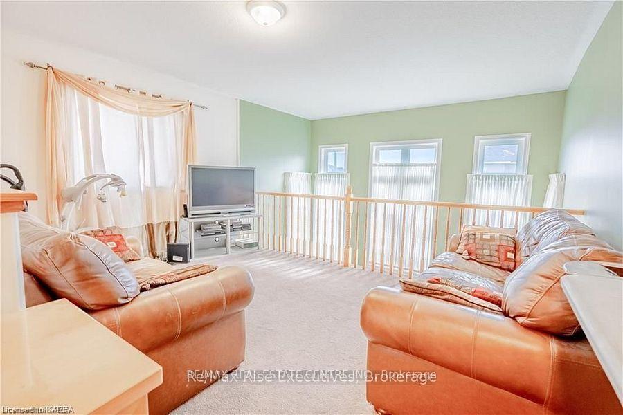Photo 11 of 1381 Crossfield Avenue, Kingston, City Northwest — HOMEH