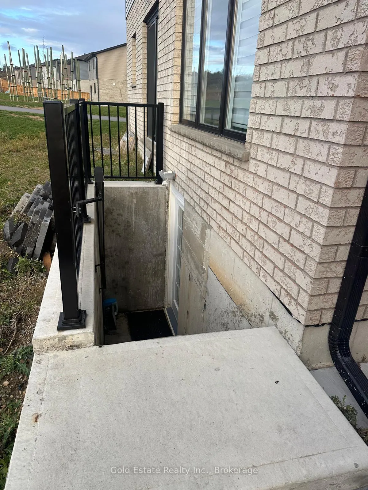 Photo 2 of 207 Otterbein Road, Kitchener — HOMEH